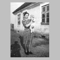 110-0085 in Warnien im Sommer 1944 - Frau Margarete Schirmacher mit Tochter Ute.JPG